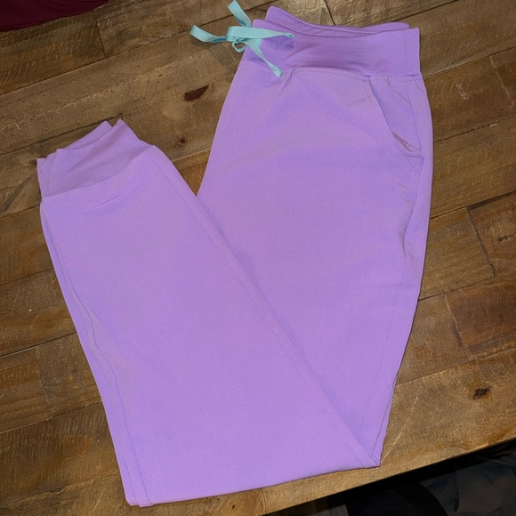 Figs Women's Sleeveless Top and jogger bottoms in Lilac - Picture 2 of 2